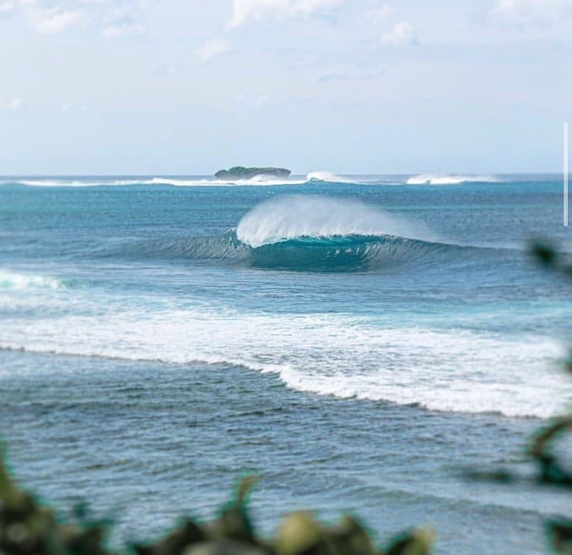 Pumping wave at Cloud 9 in Siargao with no one out. Empty surf in the Philippines.